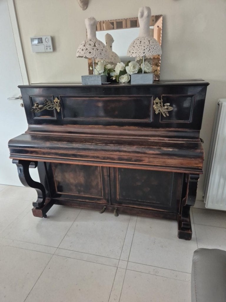 Antieke A. Bord piano – prachtige decoratieve kast, Musique & Instruments, Pianos, Enlèvement, Utilisé, Noir, Piano