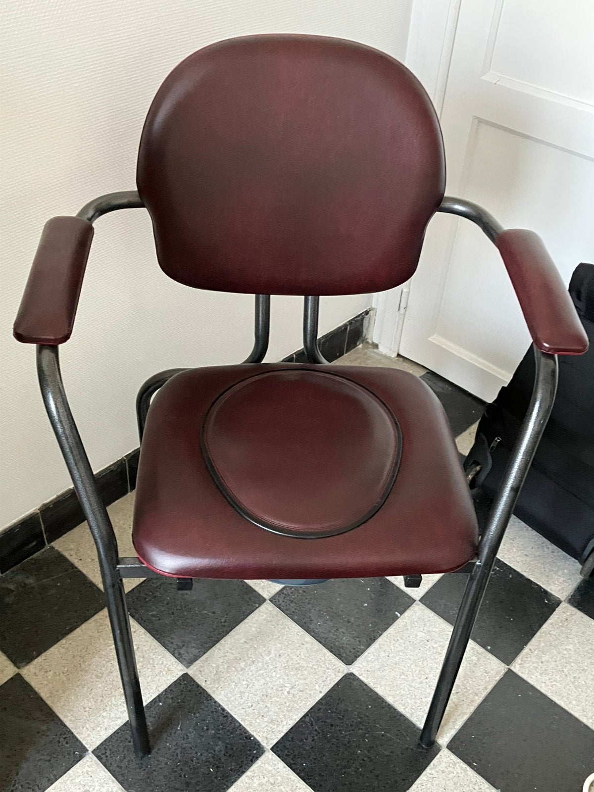 Chaise percée, Autres couleurs, Synthétique, Enlèvement, Utilisé