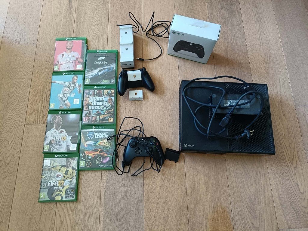 Xbox One (1ste gen), 3 controllers, oplaadstation en 7 games, 500 GB, Xbox One, Avec jeux, Avec 3 manettes ou plus