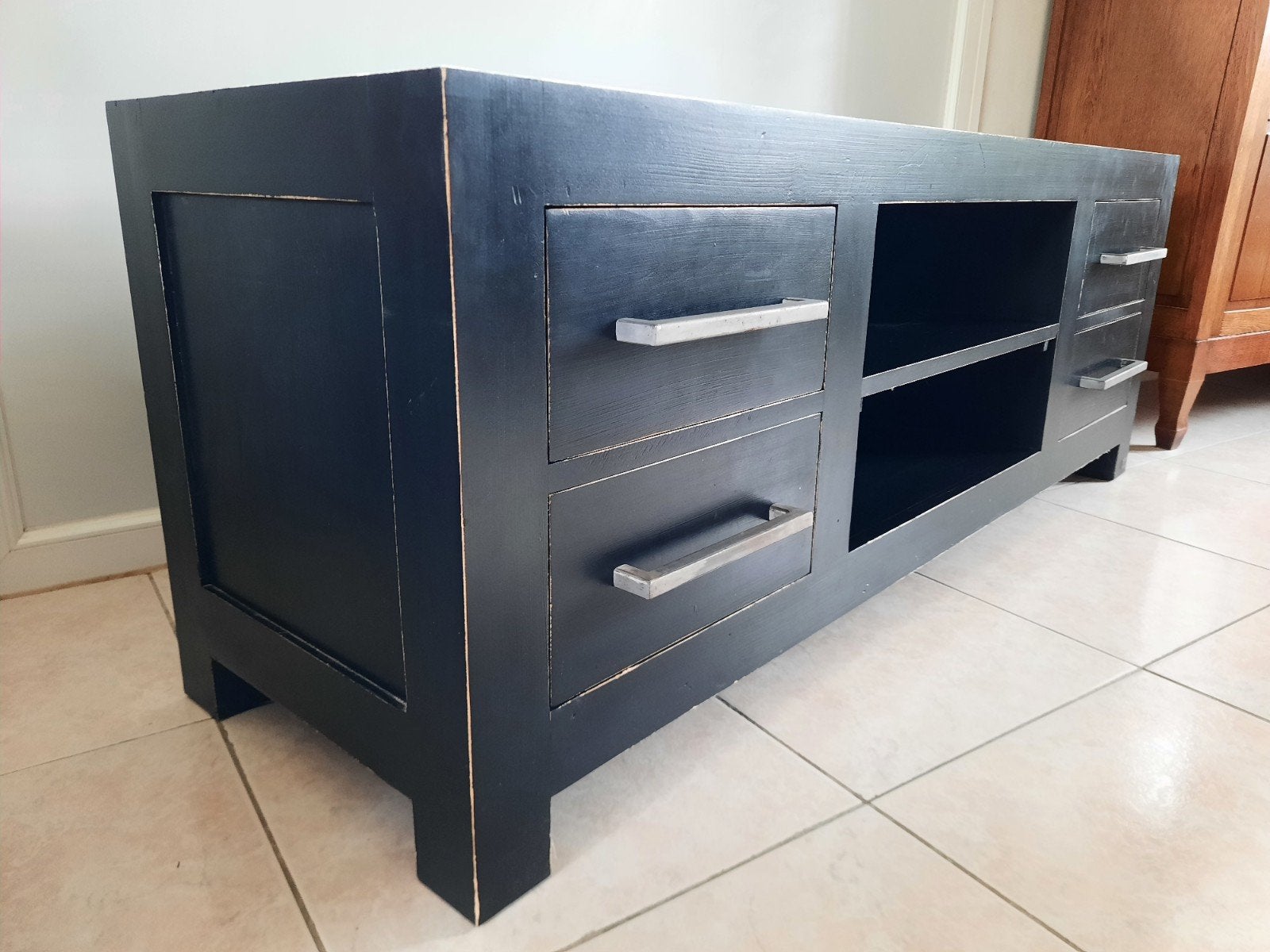 Meuble TV en bois - 4 tiroirs, Maison & Meubles, Pin, Comme neuf, 100 à 150 cm, Enlèvement