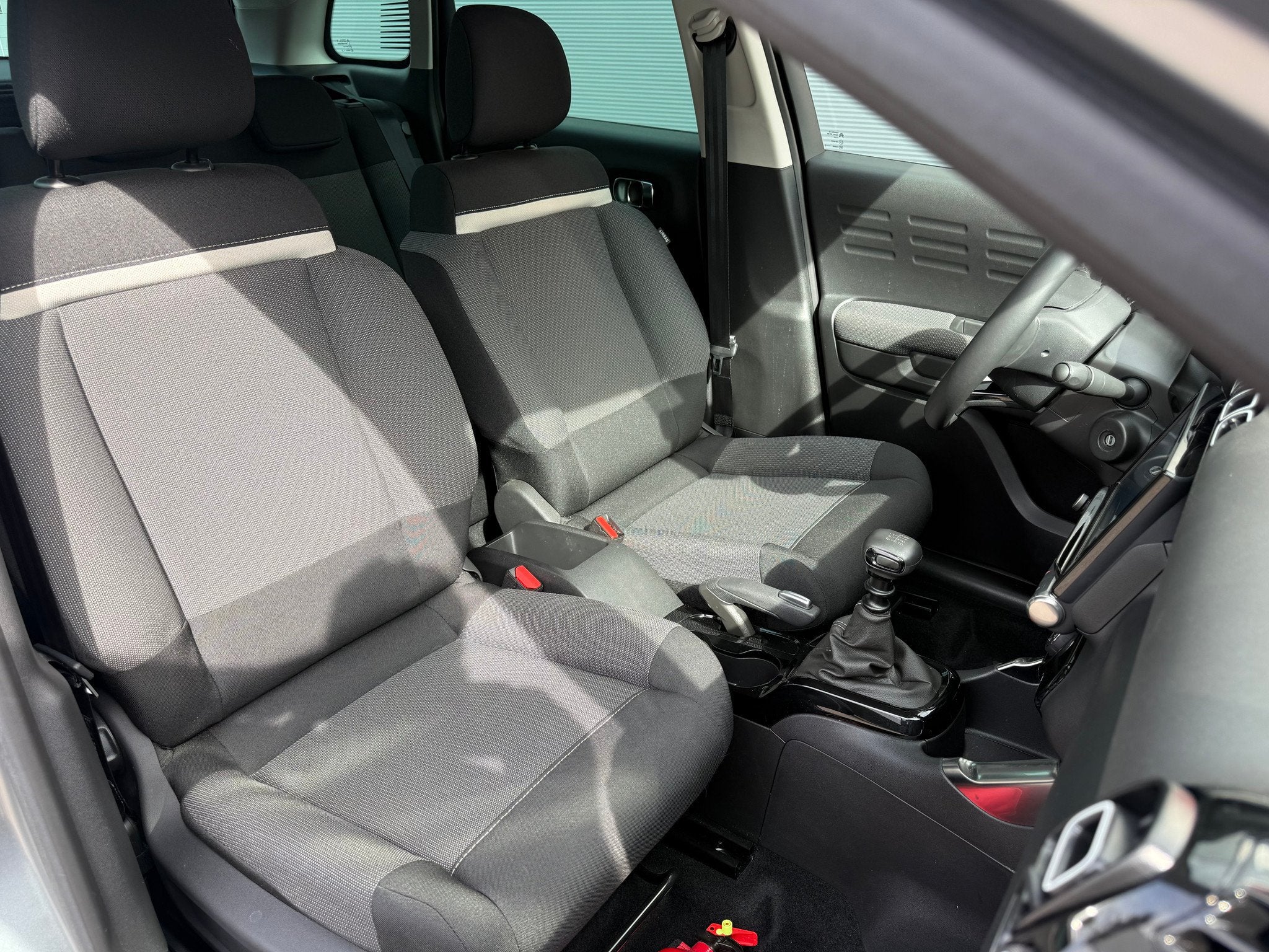 Citroën C3 Aircross 1.2 SHINE 110pk MAN Weinig kilometers, Auto's, Voorwielaandrijving, Stof, Gebruikt, 1199 cc