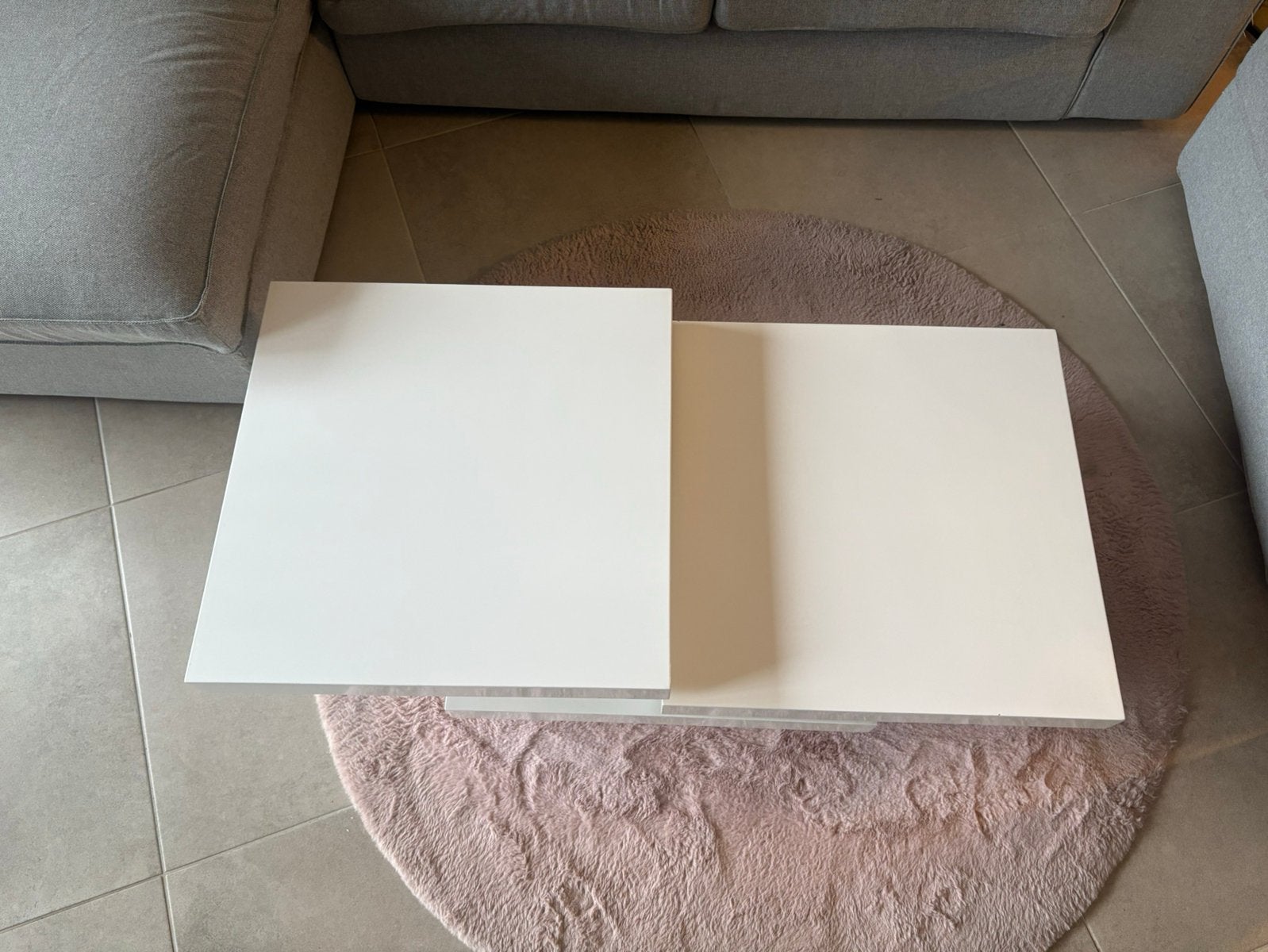 Moderne hoogglans witte salontafel – draaibare platformen, Huis en Inrichting, Ophalen, Gebruikt, 5 – 50, Modern
