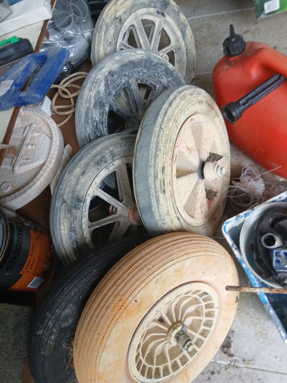 Roues brouettes a vendre côté cerfontaine, Jardin & Terrasse
