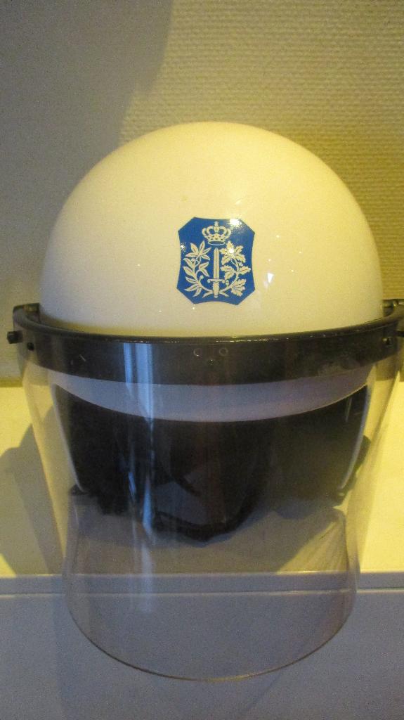 Casque d'intervention ex police communale Belge, Collections, Objets militaires | Général, Enlèvement ou Envoi, Autres, Casque ou Béret