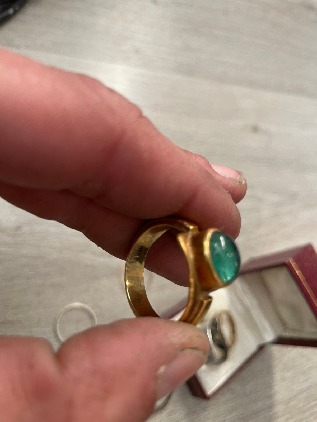 Prachtige vintage gouden ring met cabochon geslepen groene, Handtassen en Accessoires, Ringen, Gebruikt, Ophalen of Verzenden