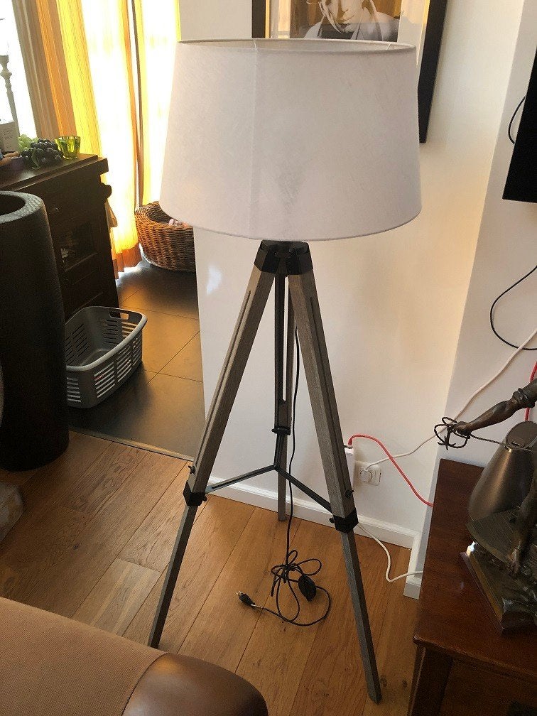 Nieuwe vloerlamp - staande lamp rustieke driepoot flamant, Huis en Inrichting, Lampen | Vloerlampen, Nieuw, Landelijk, Hout, 150 tot 200 cm