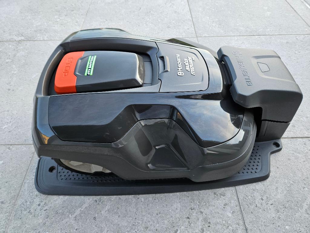 Goed onderhouden robotmaaier Husqvarna 310, Tuin en Terras, Robotmaaiers, Zo goed als nieuw, 20 tot 25 cm, Ophalen