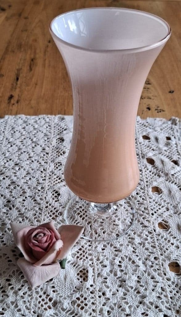 Zalm roze opaline vaasje op helder glazen voet, Ophalen of Verzenden