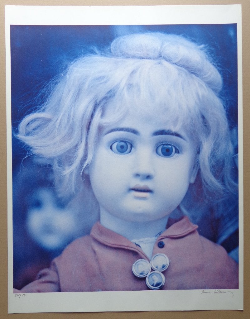 KARIN SZEKESSY / BLAUE PUPPE / KLEURZEEFDRUK / 65x50cm / SIG, Antiquités & Art, Art | Lithographies & Sérigraphies, Signé, Enlèvement ou Envoi