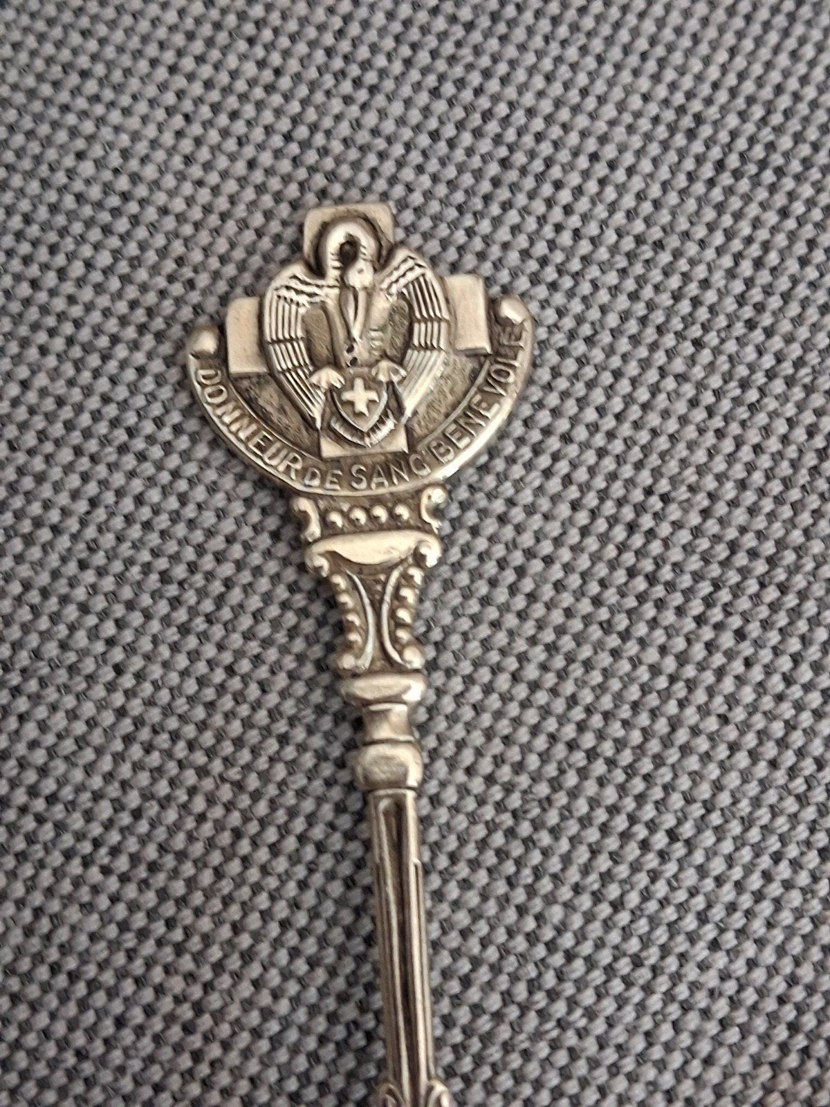 Cuillère souvenir donneur de sang volontaire., Antiquités & Art, Antiquités | Couverts, Enlèvement ou Envoi