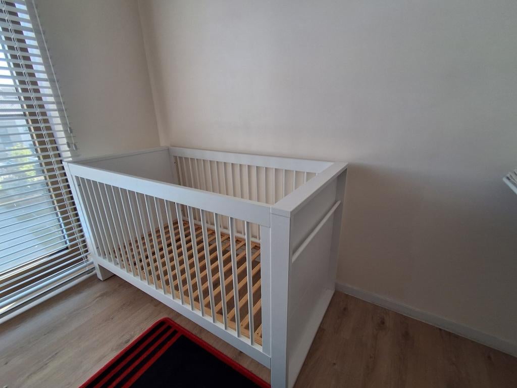 Babybed wit hout goede kwaliteit. 153 x 72 cm  met matrasje., Ophalen