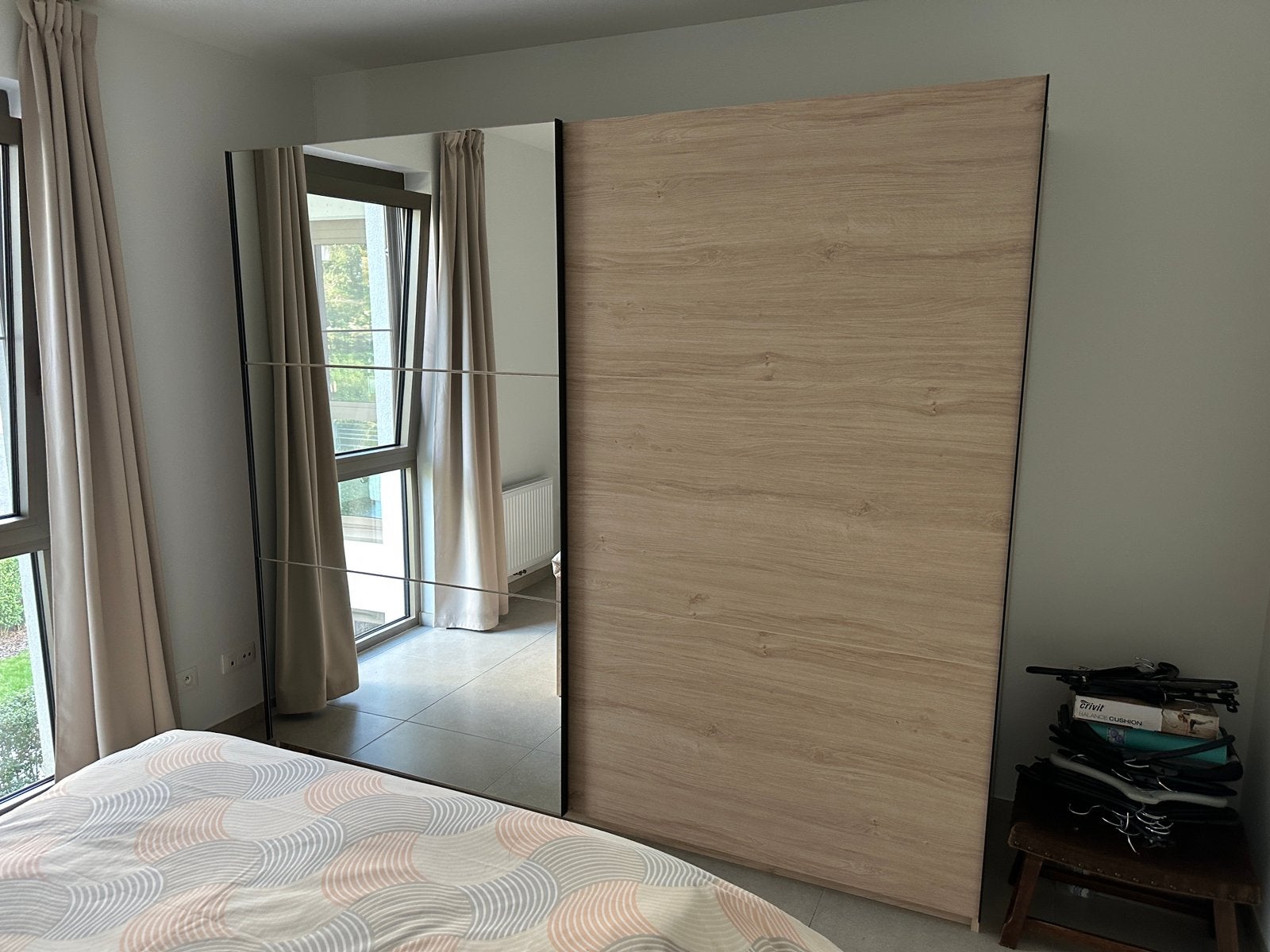 Grote schuifdeurkast Hanna zomereik met spiegel - 250 cm, Huis en Inrichting, Ophalen, Zo goed als nieuw