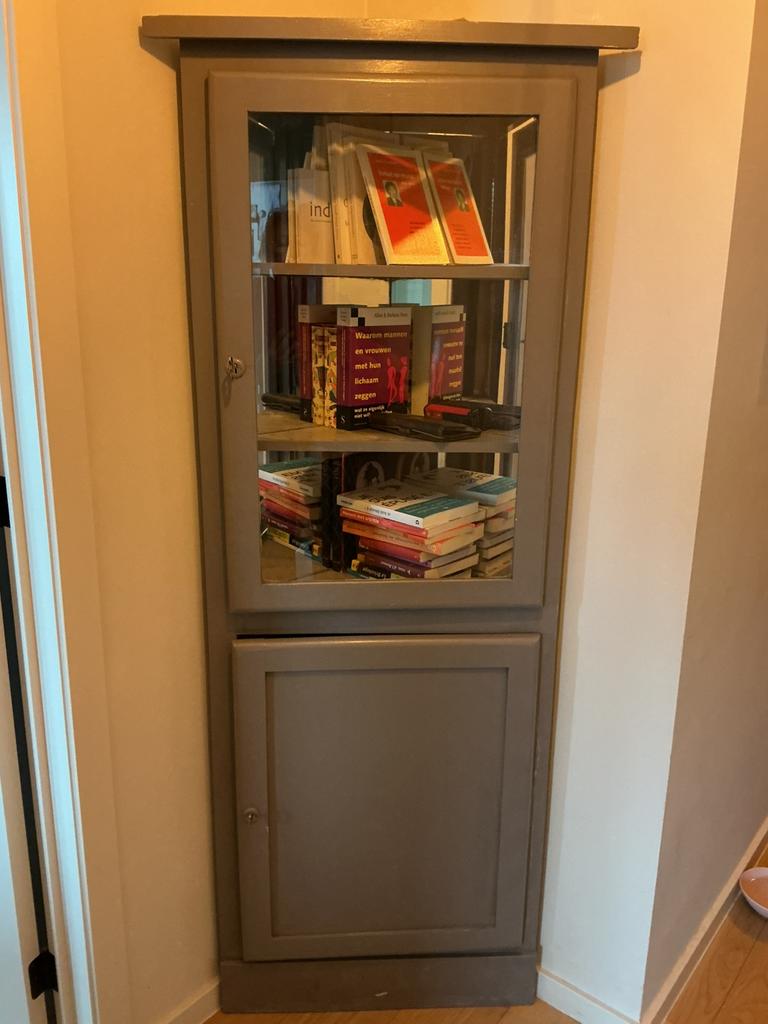 Hoek  grijse vitrinekast, Minder dan 50 cm, Ophalen of Verzenden, Cosy home, 150 tot 200 cm