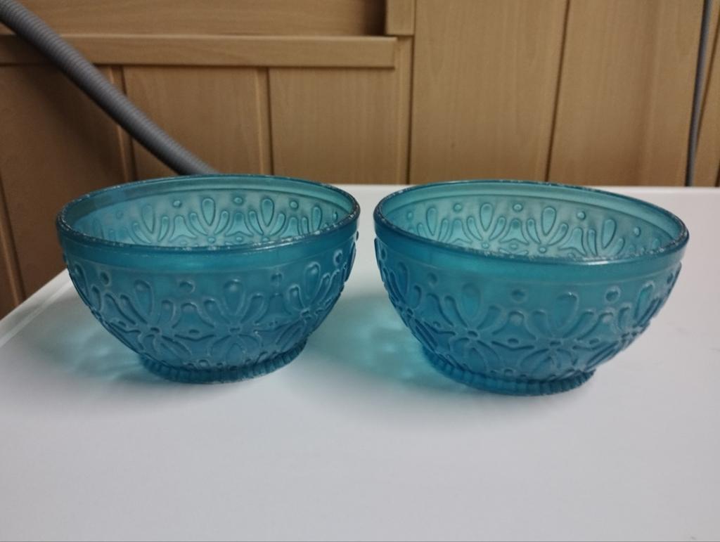 2 licht blauwe potjes in plastic, Enlèvement
