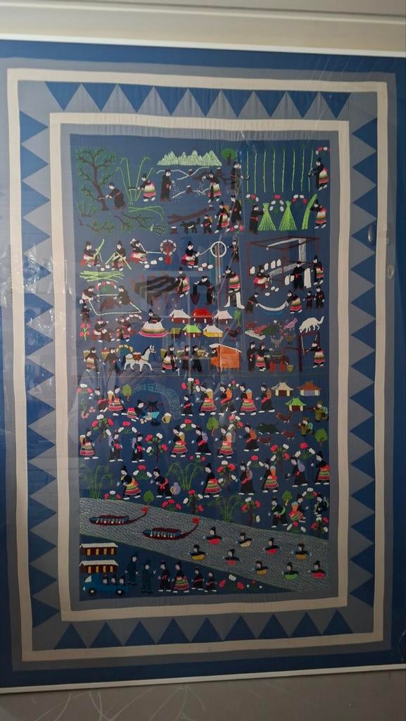 hand geborduurd Hmong-verhalenkleed in kader 88x132, Antiek en Kunst, Curiosa en Brocante, Ophalen