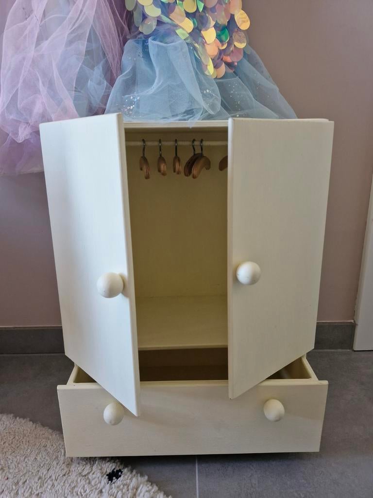 Houten kastje voor poppenkleertjes, Ophalen