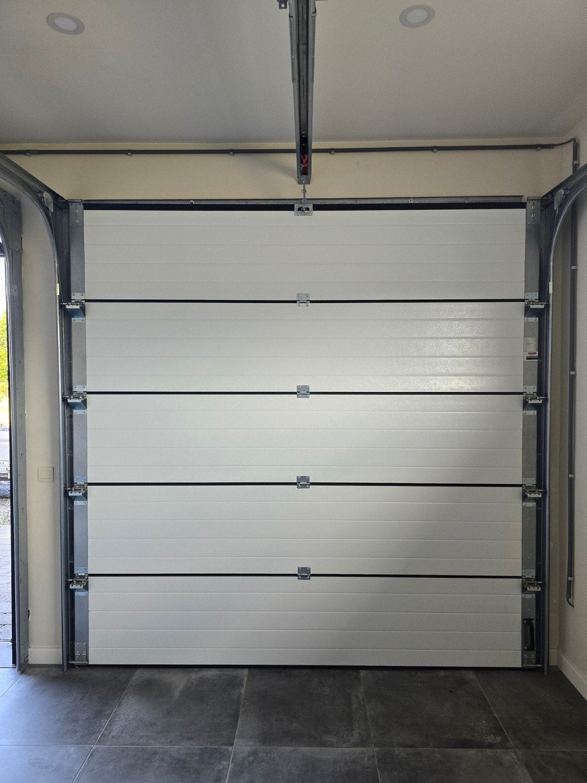 2 garagepoorten zonder motor en motorrail. gedemonteerd