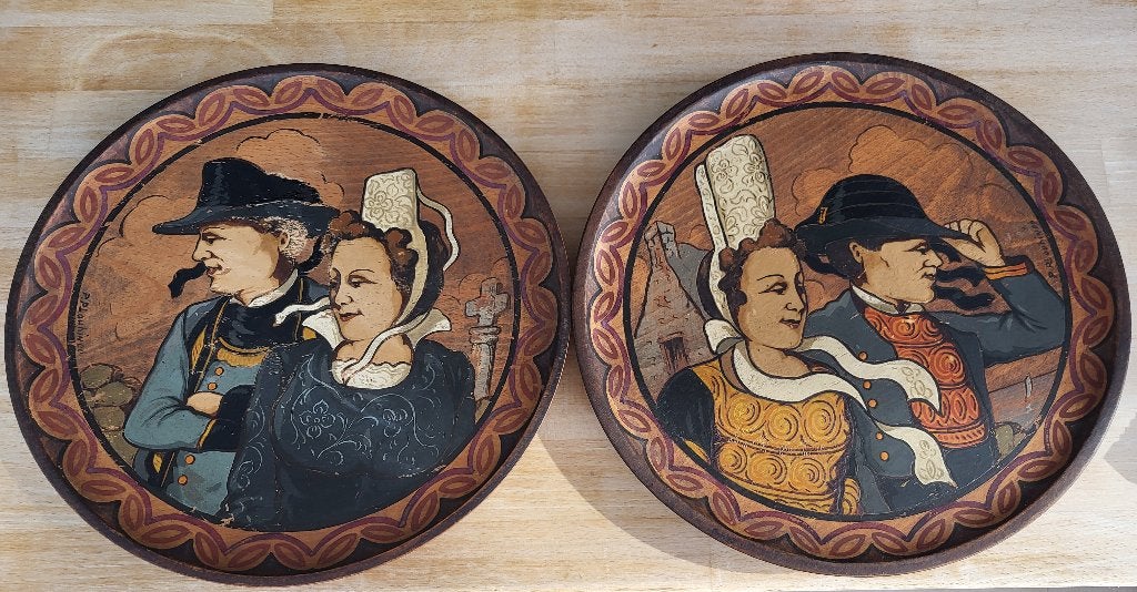 Paire d'assiettes bretonnes anciennes en bois, Maison & Meubles, 30 cm, 30 cm, Objet de décoration, Vintage