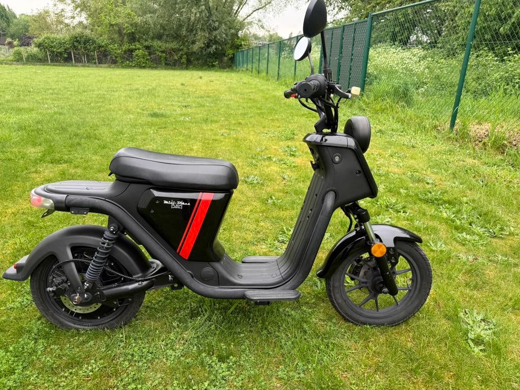 Niu scooter u serie, Fietsen en Brommers, Brommers | Overige merken, Ophalen of Verzenden, Zo goed als nieuw