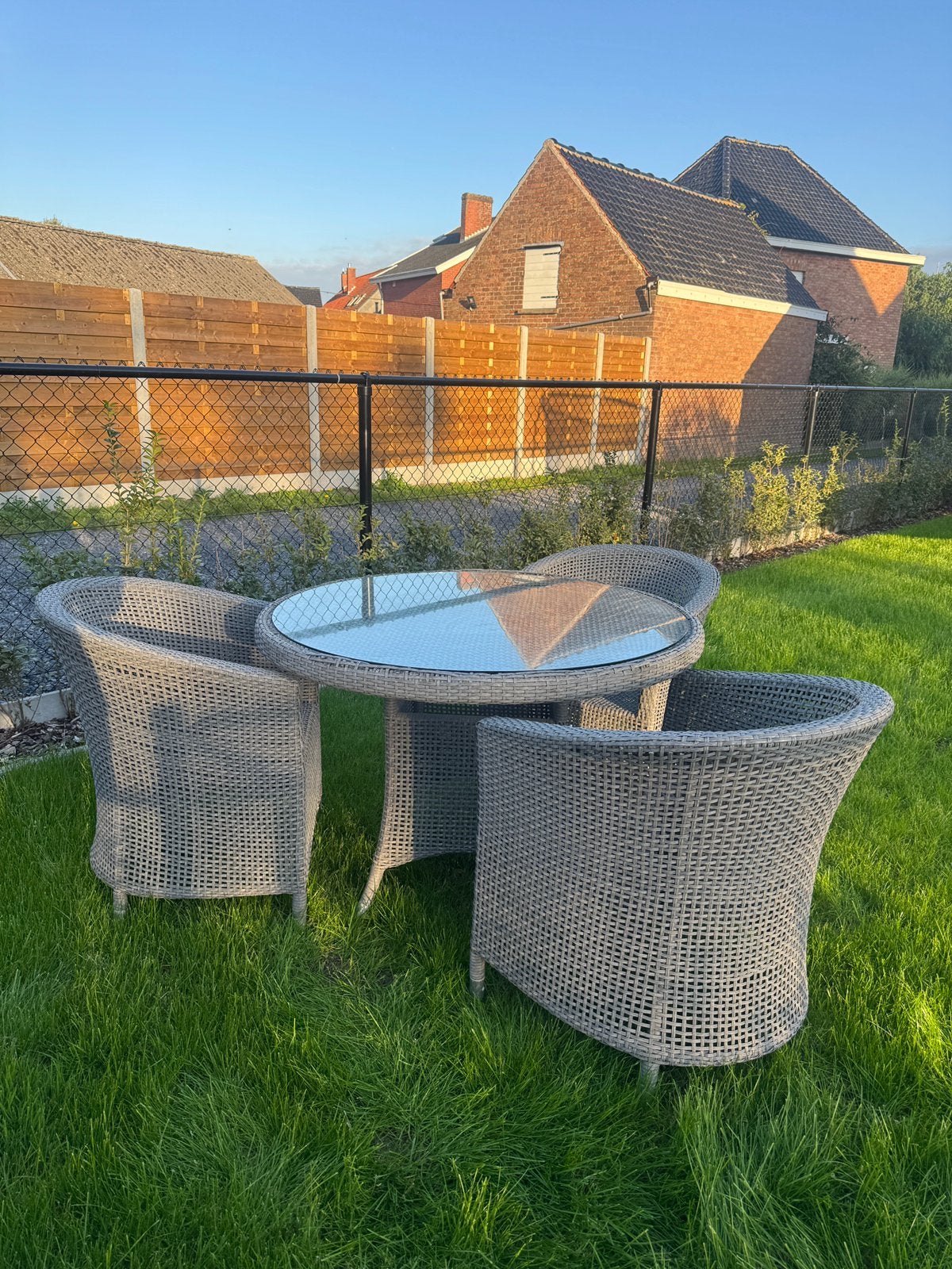 Wicker tuinset - ronde tafel met glazen blad + 3 stoelen, Tuin en Terras, Ophalen, Gebruikt