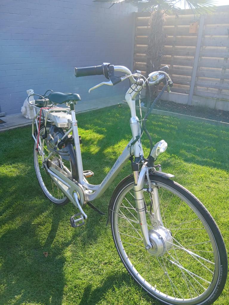 Elektrische fiets + nieuwe batterij & oplader te koop, Fietsen en Brommers, Elektrische fietsen, Ophalen, Gebruikt, Batavus, Minder dan 47 cm
