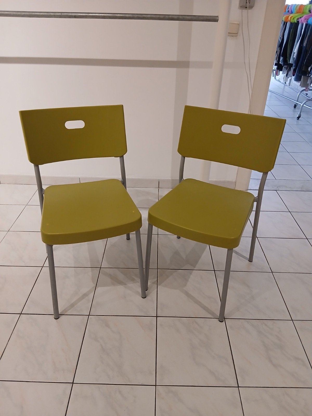 2 stoelen ijzeren frame met plastic zit en rug, Huis en Inrichting, Stoelen, Ophalen of Verzenden
