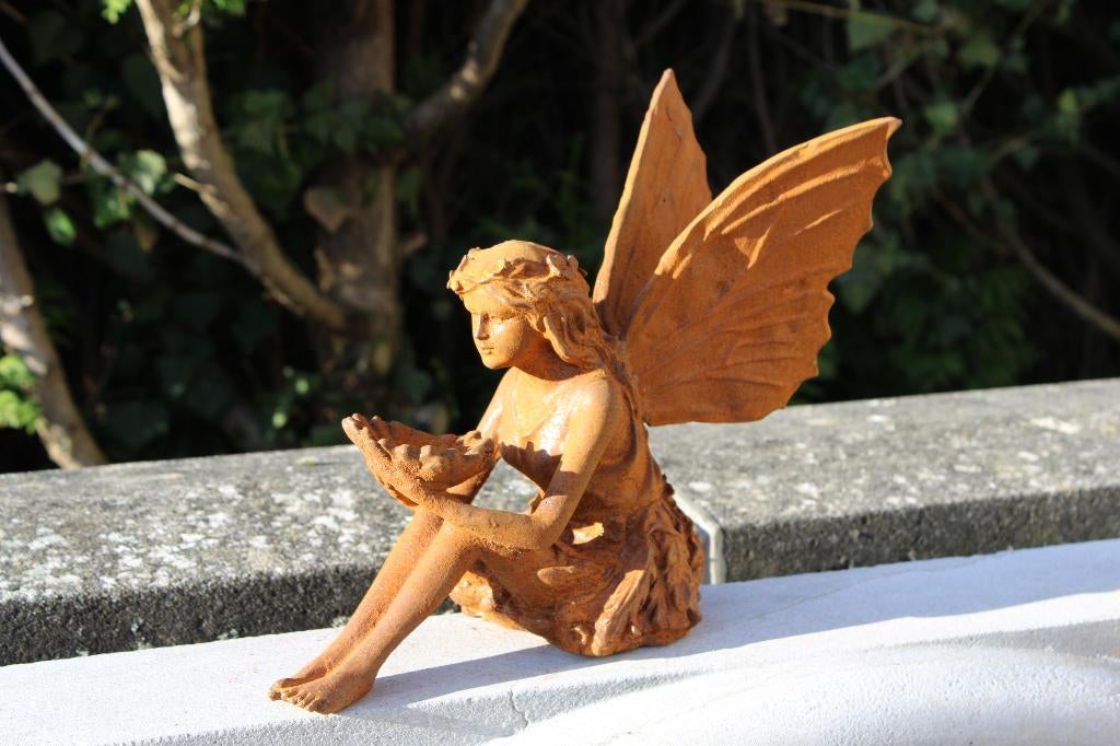 beeld van een zittende fee + gietijzeren wasbak., Ophalen of Verzenden, Nieuw, Metaal, Engelenbeeld