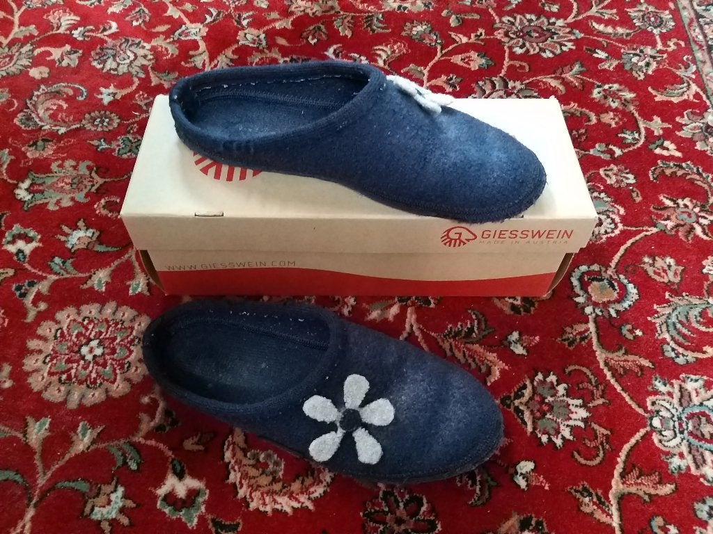 Giesswein wollen pantoffel winter sneeuwblauw grijs bloem 40, Blauw, Ophalen of Verzenden, Pantoffels of Sloffen, Gedragen