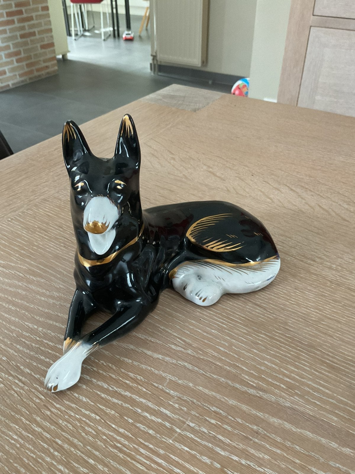 Keramisch beeldje van hond door H Bequet, Enlèvement
