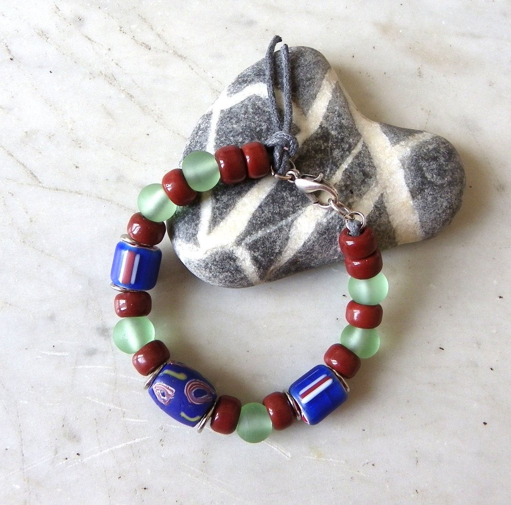 Bracelet neuf pour homme ou femme bleu, vert et rouge, Neuf, Enlèvement ou Envoi, Avec bracelets à breloques ou perles, Acier