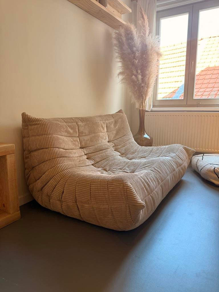 Ligne Roset Togo 2-zit – beige ribfluweel, Ophalen