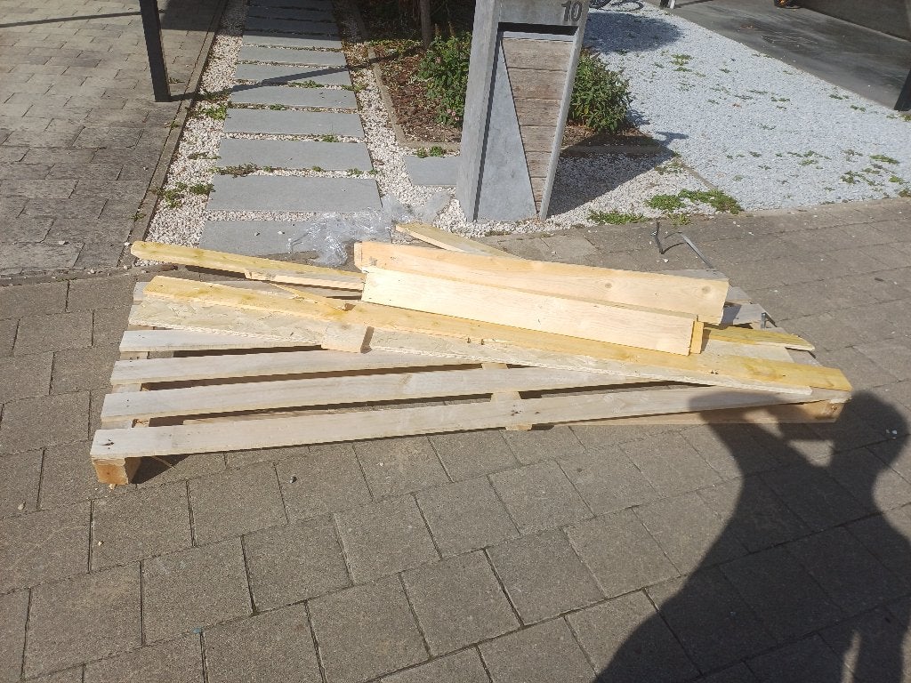 Lange pallet + houten planken gratis, Bricolage & Construction, Bois & Planches, Enlèvement, Comme neuf, 200 à 250 cm, Palette