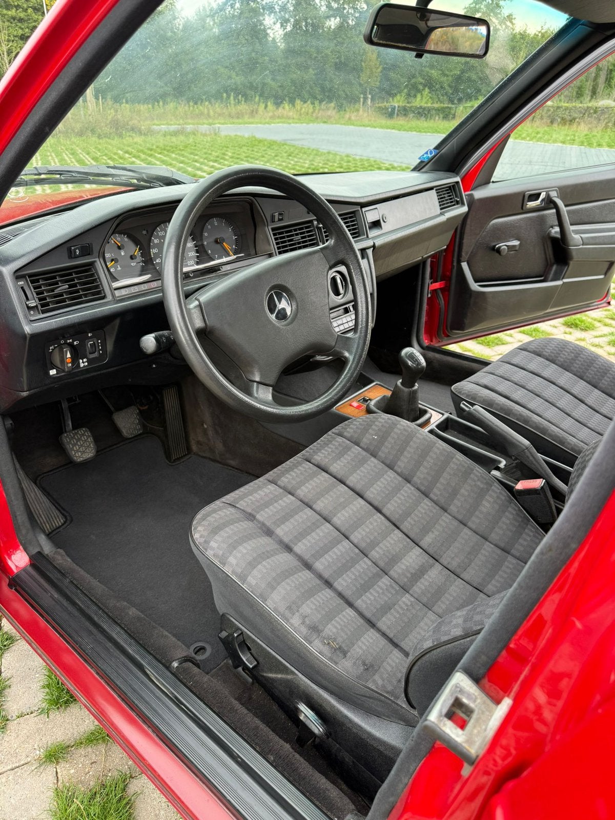 Mooie goed onderhouden comfortabele blikvanger te koop, Auto's, 4 deurs, Zwart, 4 cilinders, 180 cc