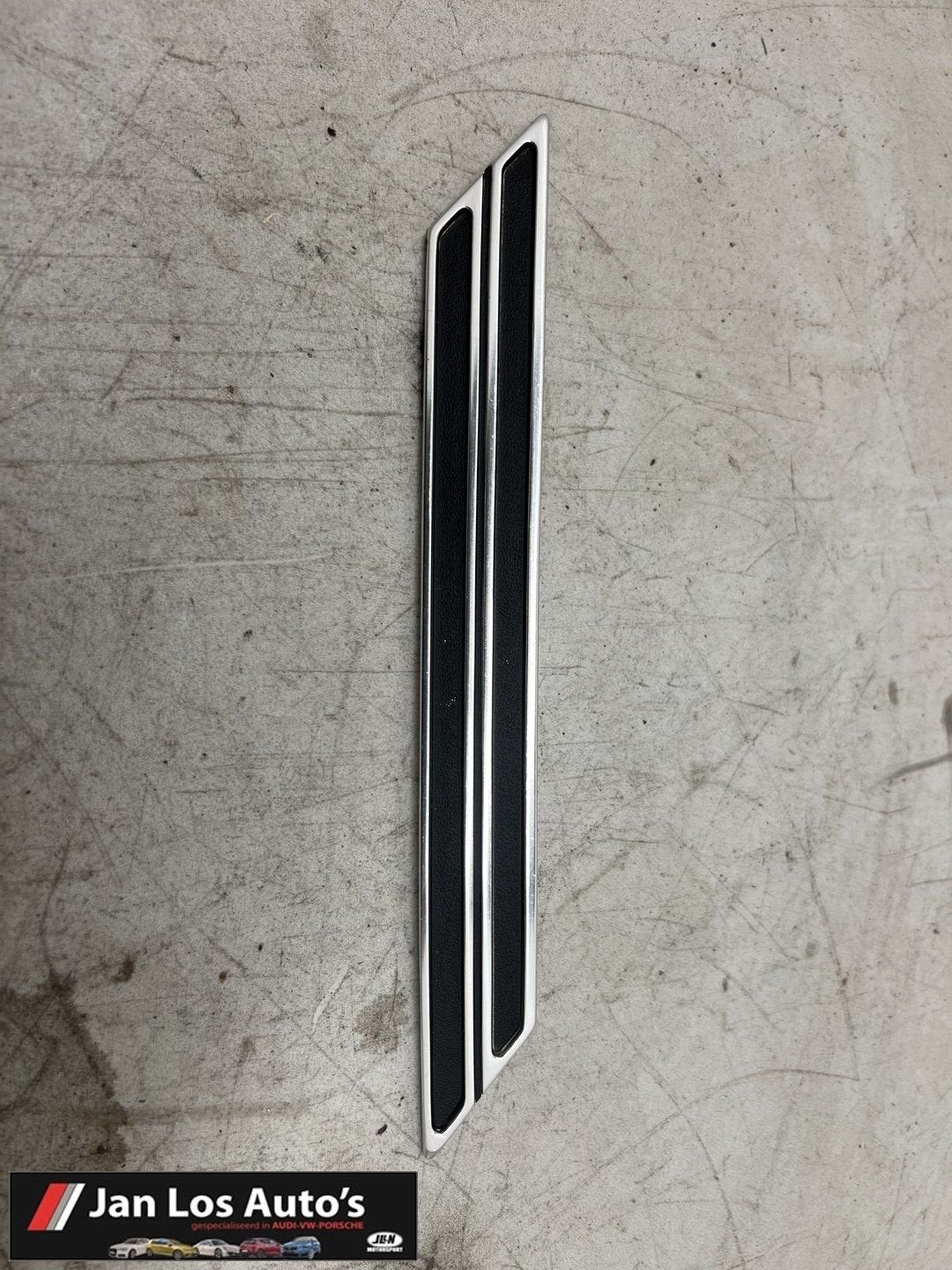 Audi 80 B1 c-stijl lijst NOS 823853217 links, Autos : Pièces & Accessoires, -, Origine de la pièce connue, Audi, Utilisé