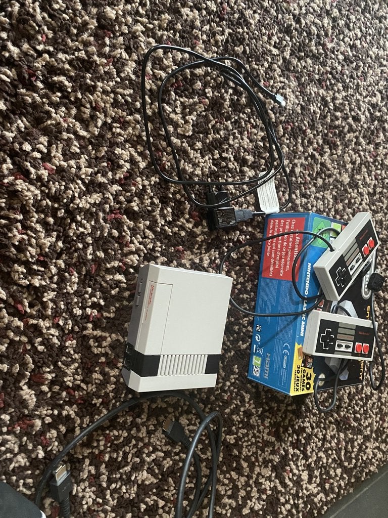 Nintendo Nes mini MET ALLE KABELS EN 2 CONTROLLERS, Consoles de jeu & Jeux vidéo, Enlèvement, Utilisé, Avec 2 manettes, Avec jeux