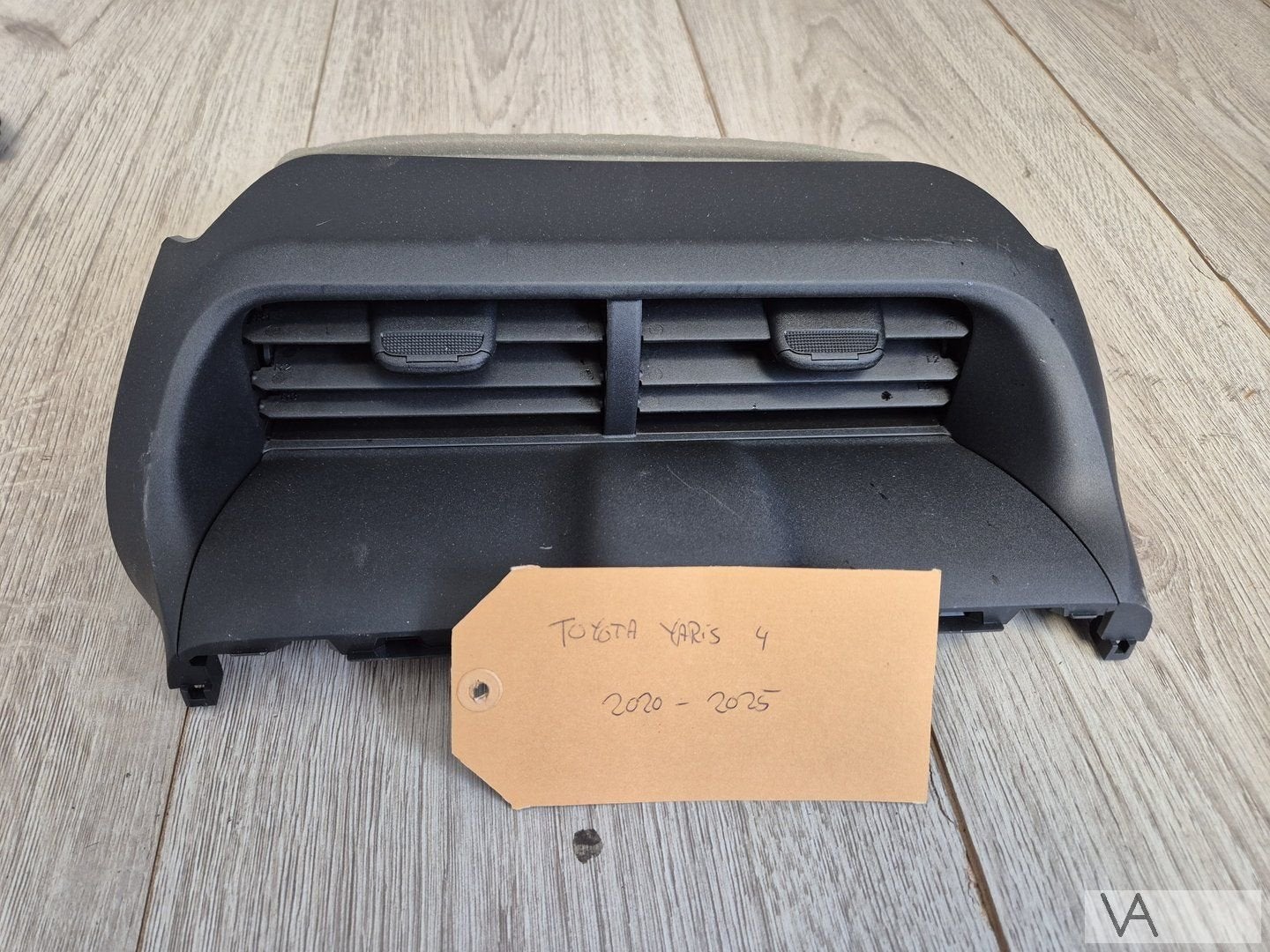 Toyota Yaris 4 2020 - 2025 luchtrooster midden dashboard €30, Gebruikt, -, -, Ophalen of Verzenden