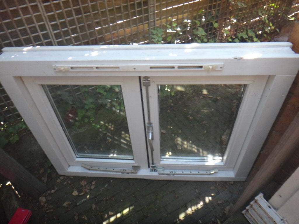 T.K. 2 hardhouten ramen incl. glas , 80-109 cm, Doe-het-zelf en Bouw, Raamkozijn, Zo goed als nieuw, Inclusief glas, 75 tot 150 cm