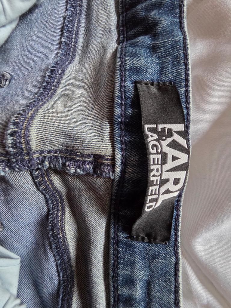Jeans à vendre, Enlèvement