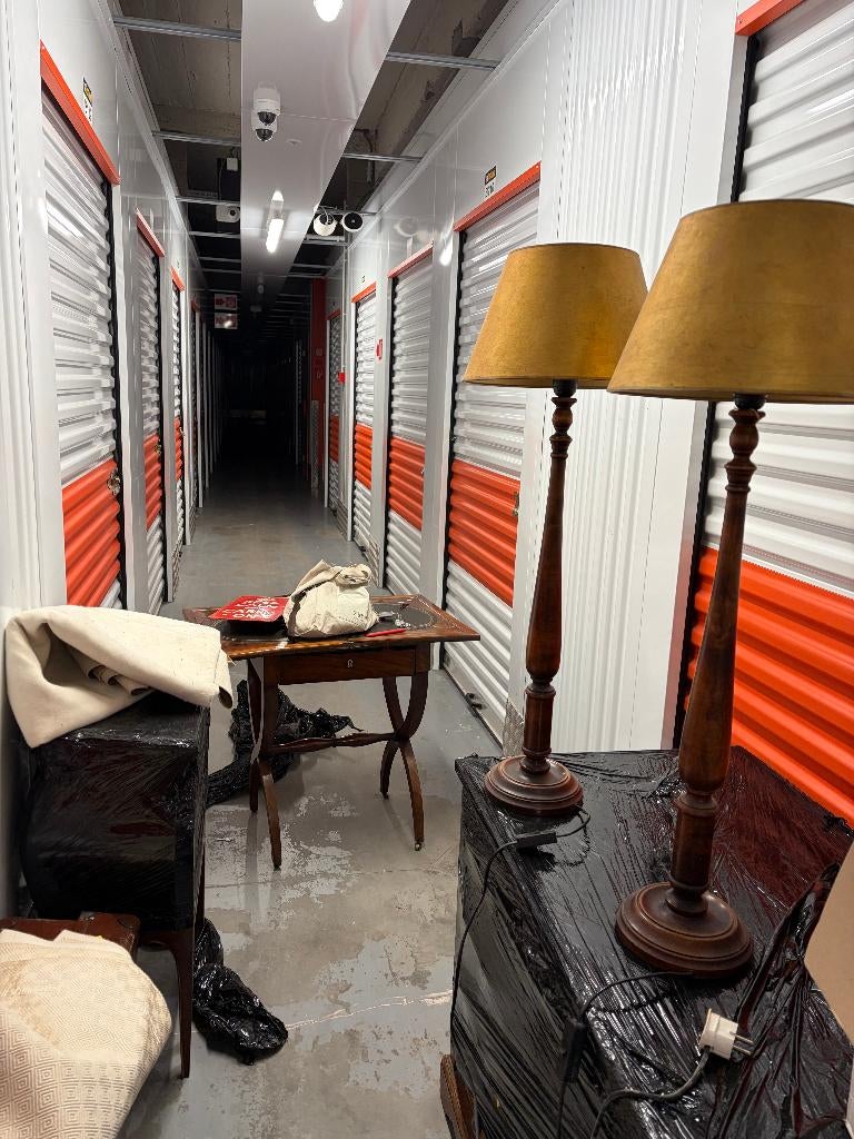 Vends une pairede  lampes sur pied anciennes abat-jour doré, Enlèvement