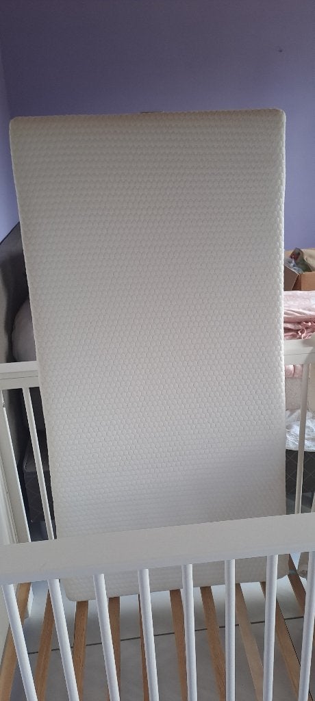 Babybed met matras, Enfants & Bébés, Chambre d'enfant | Lits, Sommier à lattes, 70 à 85 cm, Comme neuf, Enlèvement