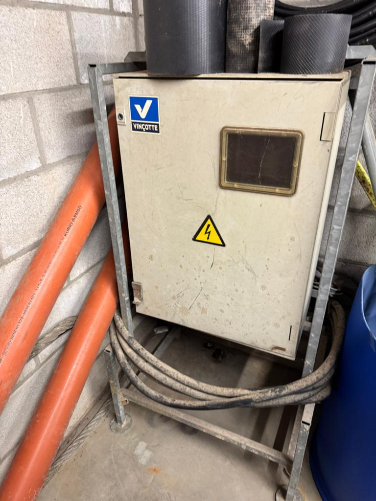 Stroom cabine bouw, Ophalen, Zo goed als nieuw, Stopcontact