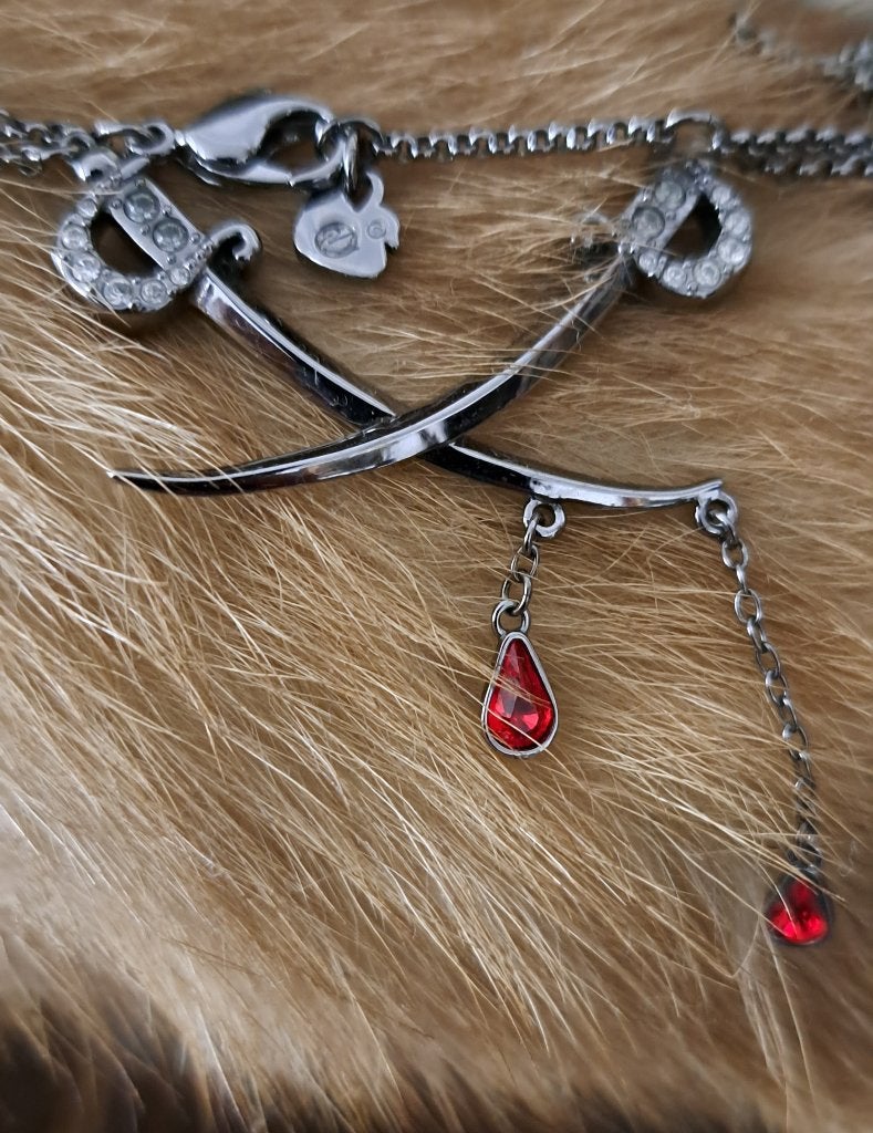 ketting Swarovski gekruiste kristallen ingelegde zwaarden, Verzamelen, Ophalen of Verzenden, Zo goed als nieuw, Sieraad of Horloge