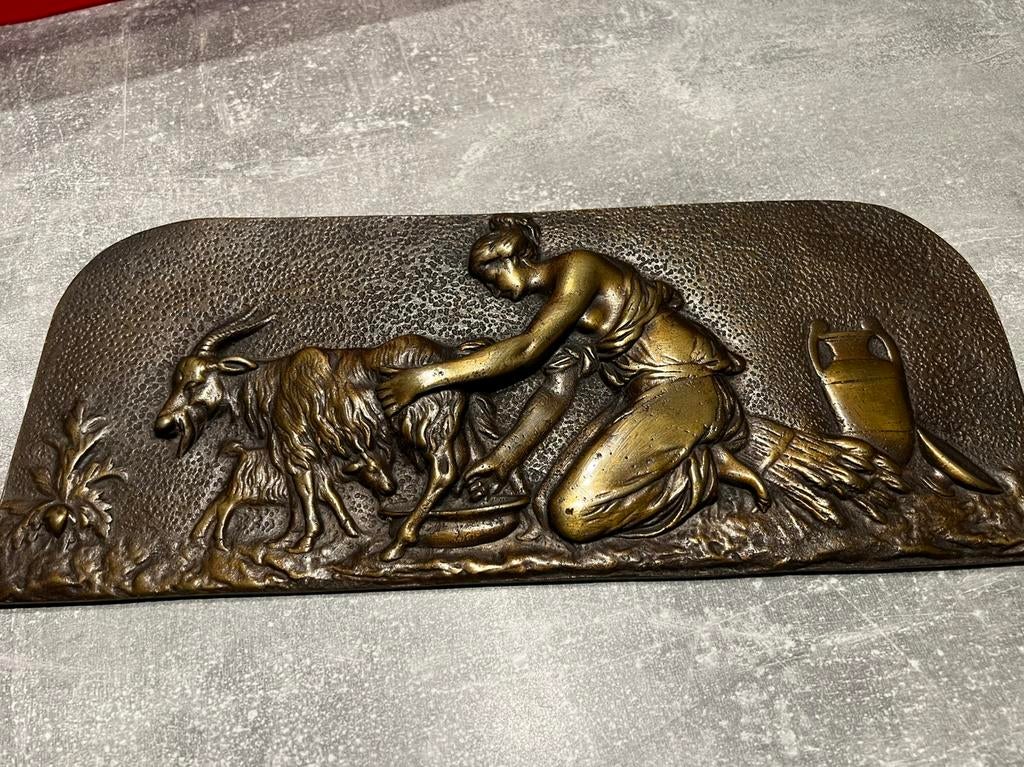 Bronzen plaquette “ Vrouw met de geit “, Antiek en Kunst, Ophalen