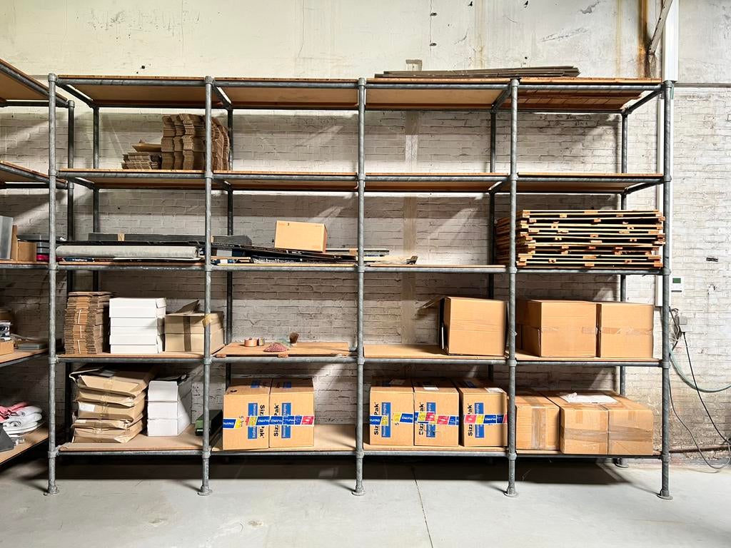 Steigerbuizen rek. (Leeg) 4,5m lang, 0,7m diep, 3,05m hoog, Ophalen