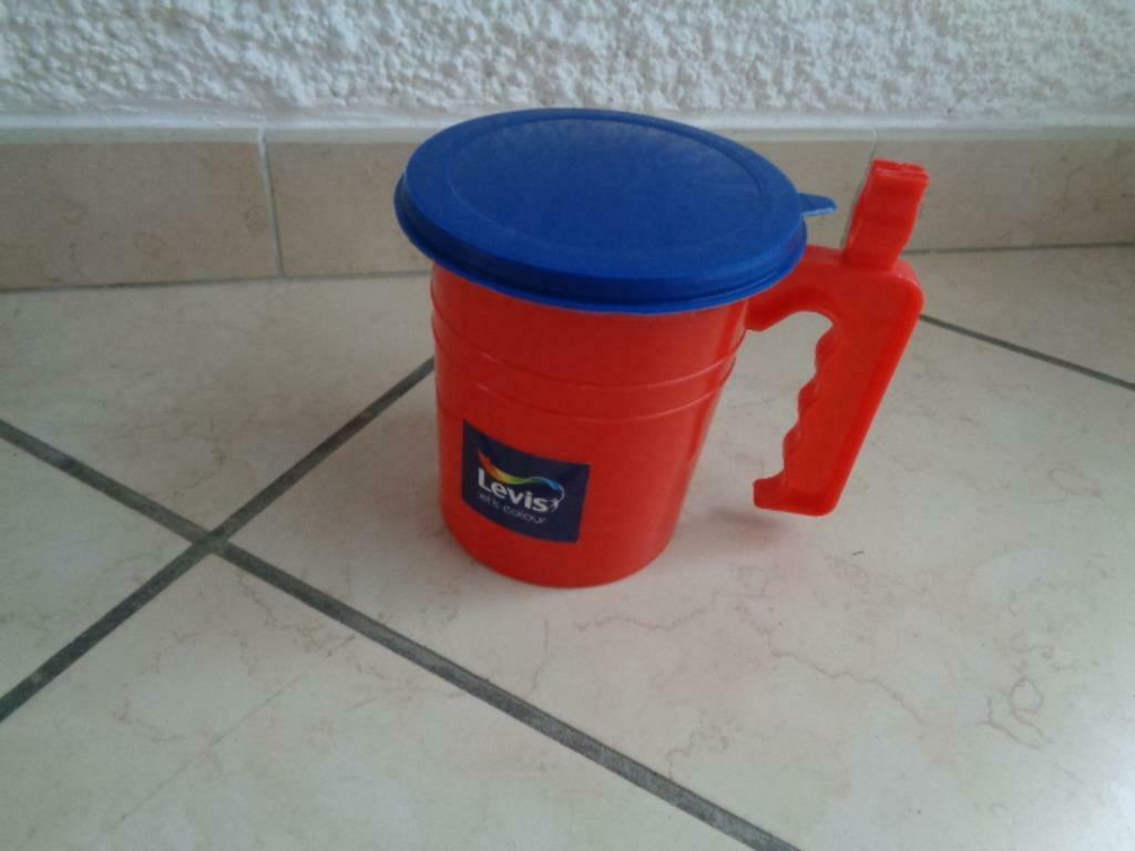 Pot plastique pour peinture rouge/bleu Levis., Bricolage & Construction, Matériel de peinture, Comme neuf, Autres types, Enlèvement ou Envoi
