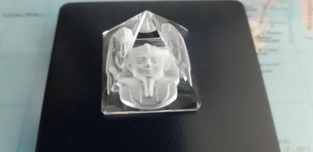 Kristallen pyramide met afbeelding Toetanchamon, Antiek en Kunst, Ophalen of Verzenden