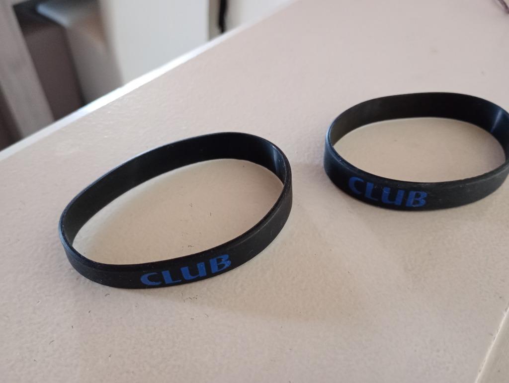 Armbandjes in kunststof van Club Brugge, Bijoux, Sacs & Beauté, Bracelets, Enlèvement, Neuf, Noir, Synthétique ou Plastique