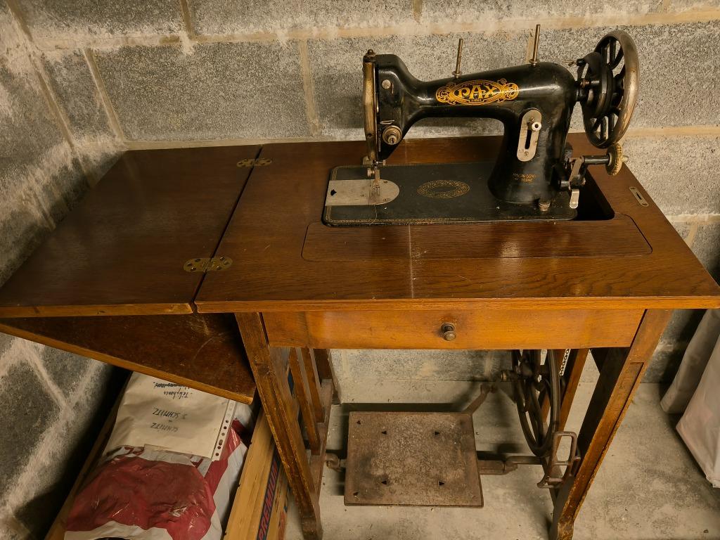 Anciènne machine à coudre mécanique Pax, Enlèvement