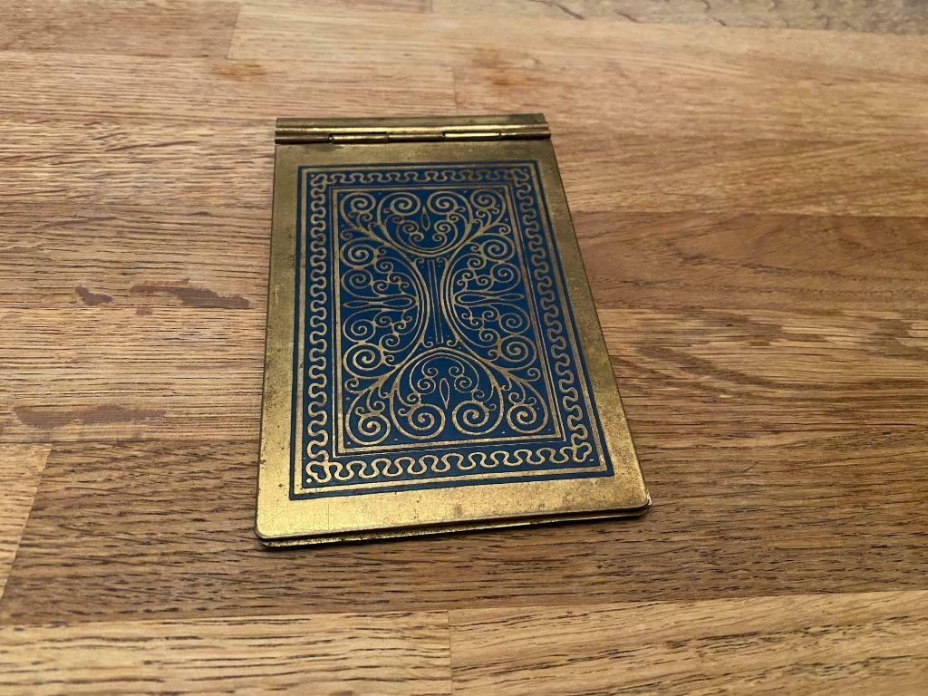 Ancien protège carnet en métal cuivré gravé, Ophalen of Verzenden