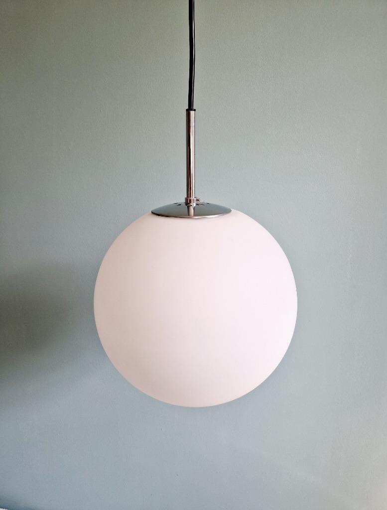 Grote suspensie in wit gesatineerd opaalglas, Limburg, 1970, Gebruikt, Vintage, Ophalen of Verzenden, Glas